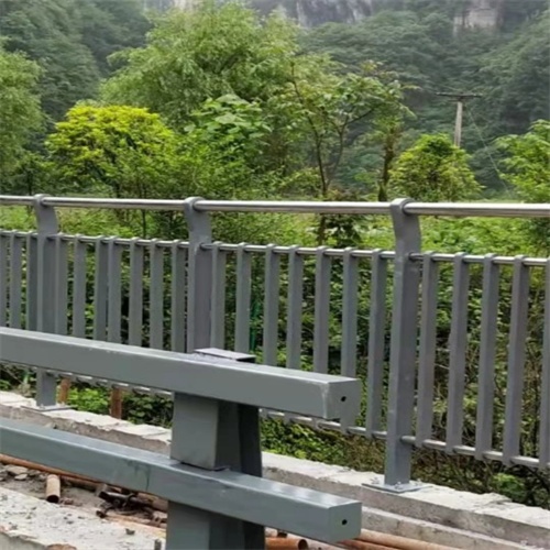 桥梁灯光护栏选材用心